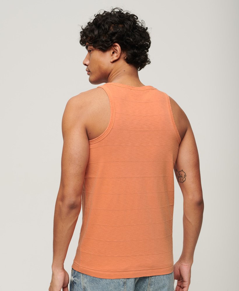 tanktop van biologisch katoen met vintage textuur in gerookt roestbruin.