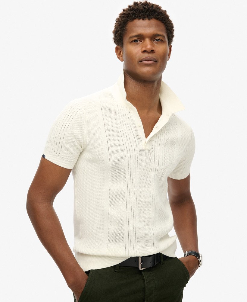 gebreid poloshirt met korte mouwen in gebroken wit.