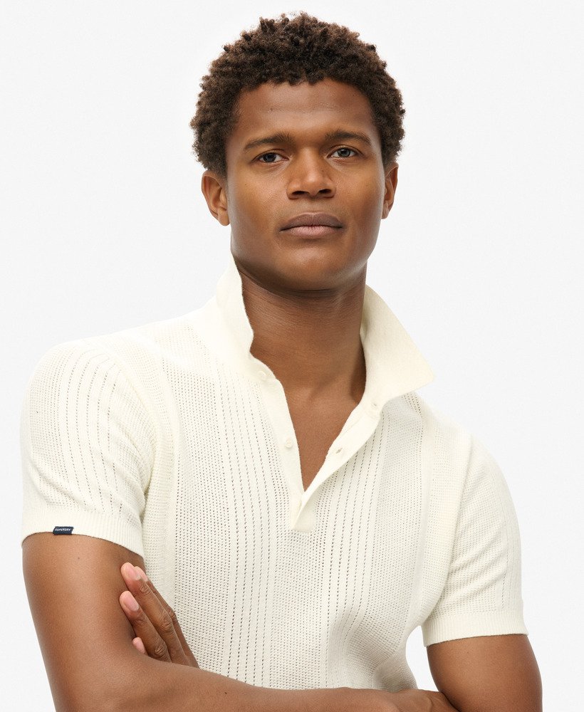 gebreid poloshirt met korte mouwen in gebroken wit.