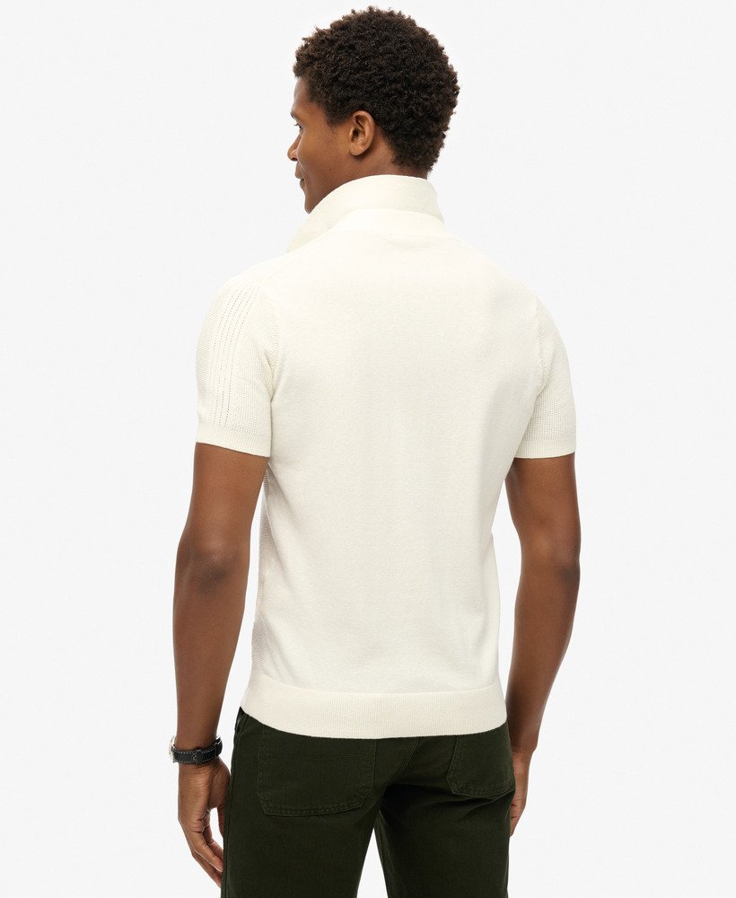 gebreid poloshirt met korte mouwen in gebroken wit.