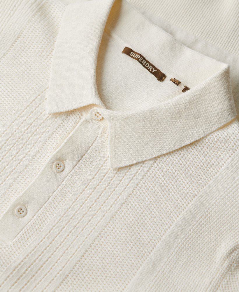 gebreid poloshirt met korte mouwen in gebroken wit.