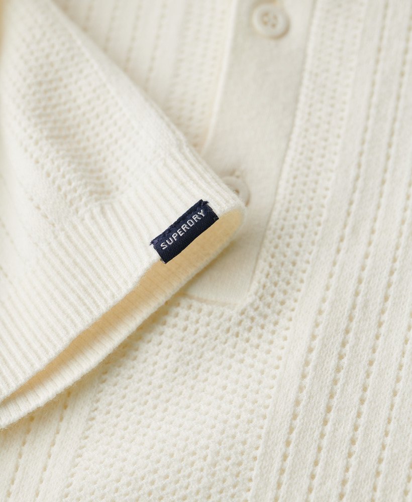 gebreid poloshirt met korte mouwen in gebroken wit.