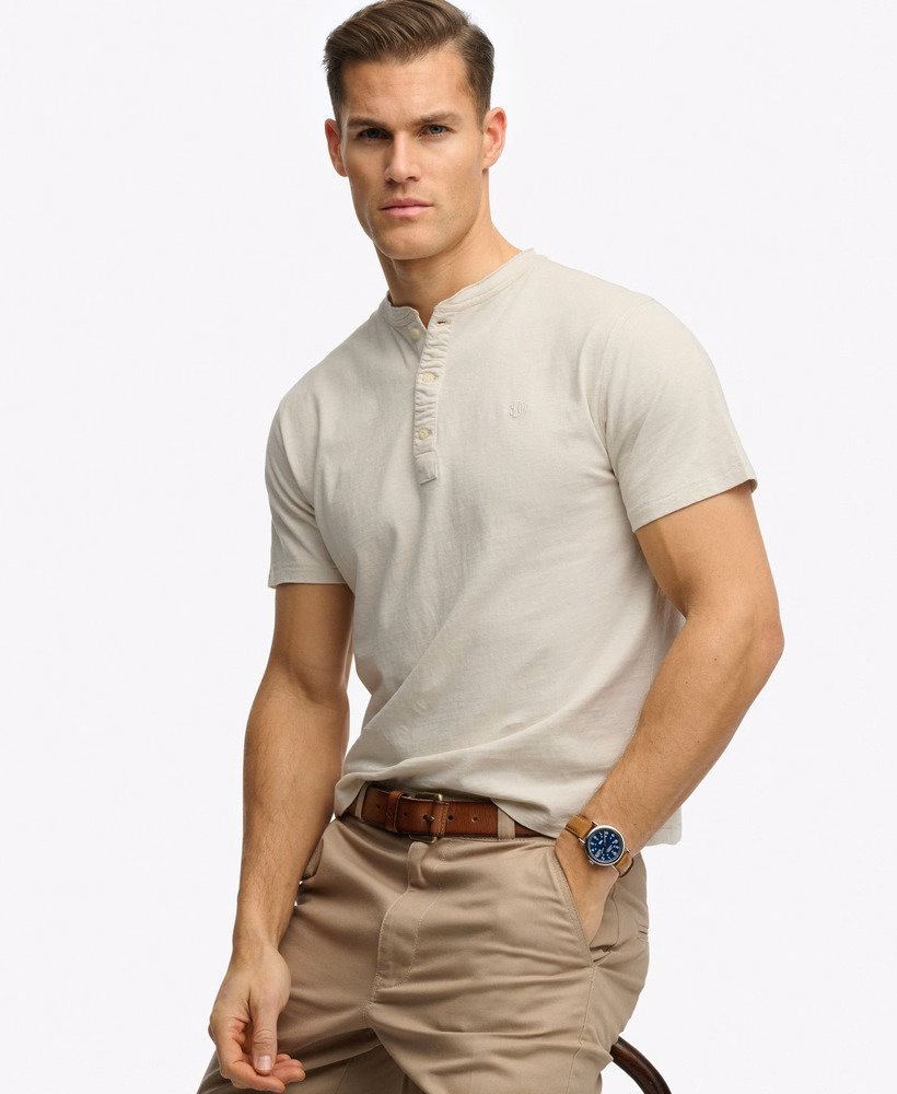 Klassiek T-shirt met korte mouwen van katoen en linnen in Henley-stijl.