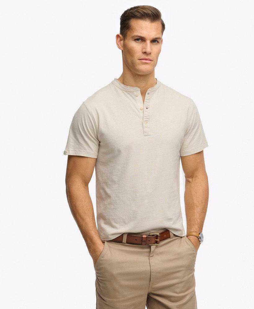 Klassiek T-shirt met korte mouwen van katoen en linnen in Henley-stijl.