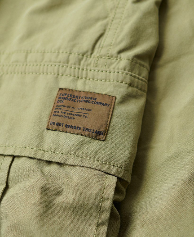 biologische katoenen vintage cargobroek met parachuteprint in een gedempte olijfgroene kleur.