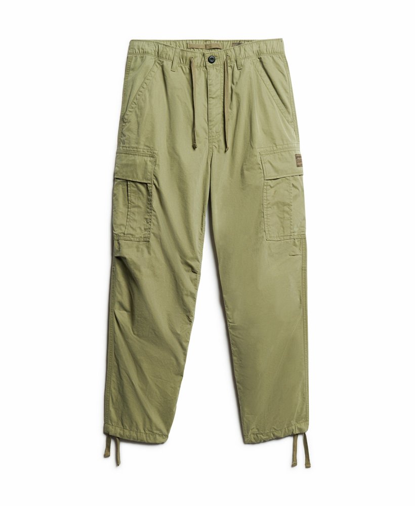 biologische katoenen vintage cargobroek met parachuteprint in een gedempte olijfgroene kleur.