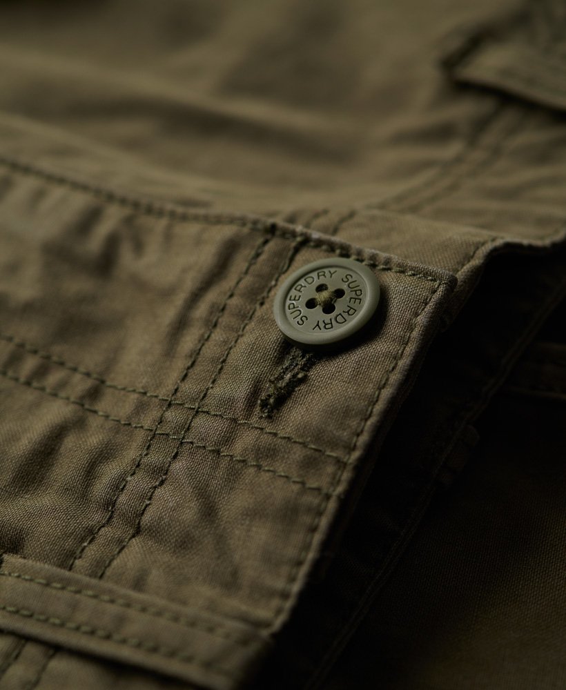 biologische katoenen baggy cargobroek in een doffe olijfgroene kleur