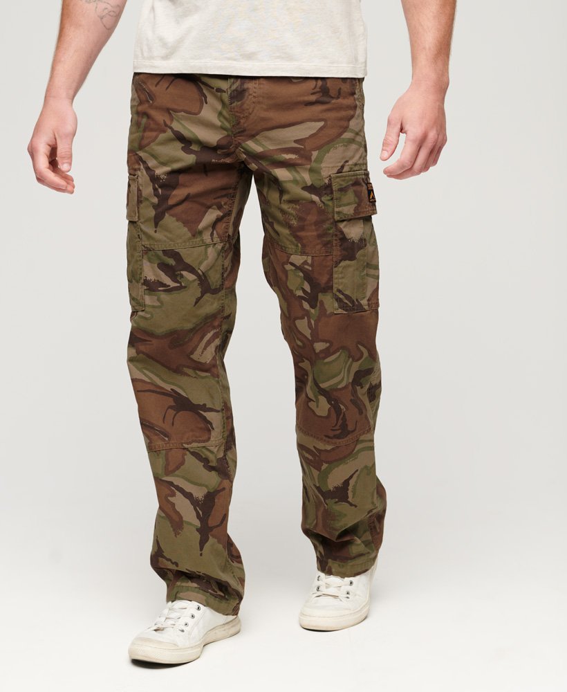 biologische katoenen baggy cargobroek met camouflageprint.