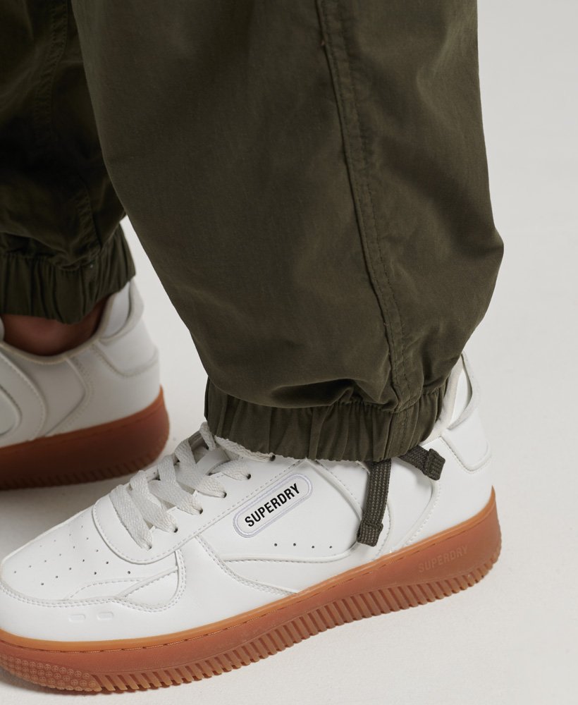 herenbroek van biologisch katoen met parachute-grip in de kleur olive night