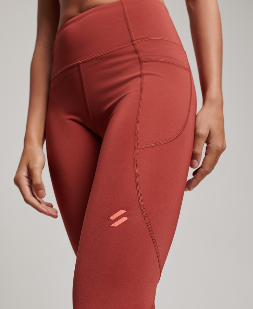 nauwsluitende legging van active mesh in de kleur fired brick brown.