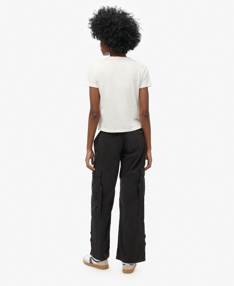 cargo broek met lage taille en wijde pijpen in gewassen zwart