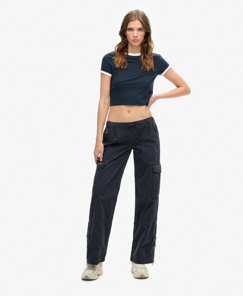 cargo broek met lage taille en wijde pijpen in de kleur eclipse navy