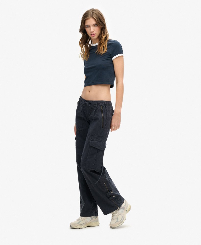 cargo broek met lage taille en wijde pijpen in de kleur eclipse navy