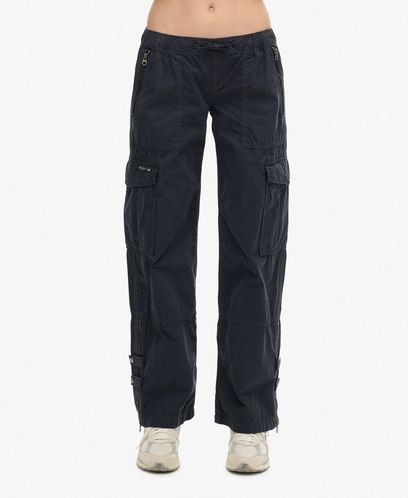 cargo broek met lage taille en wijde pijpen in de kleur eclipse navy