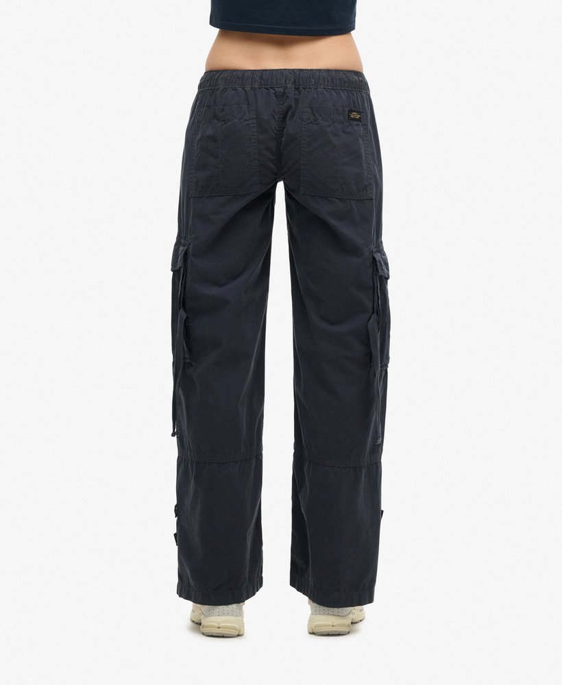 cargo broek met lage taille en wijde pijpen in de kleur eclipse navy
