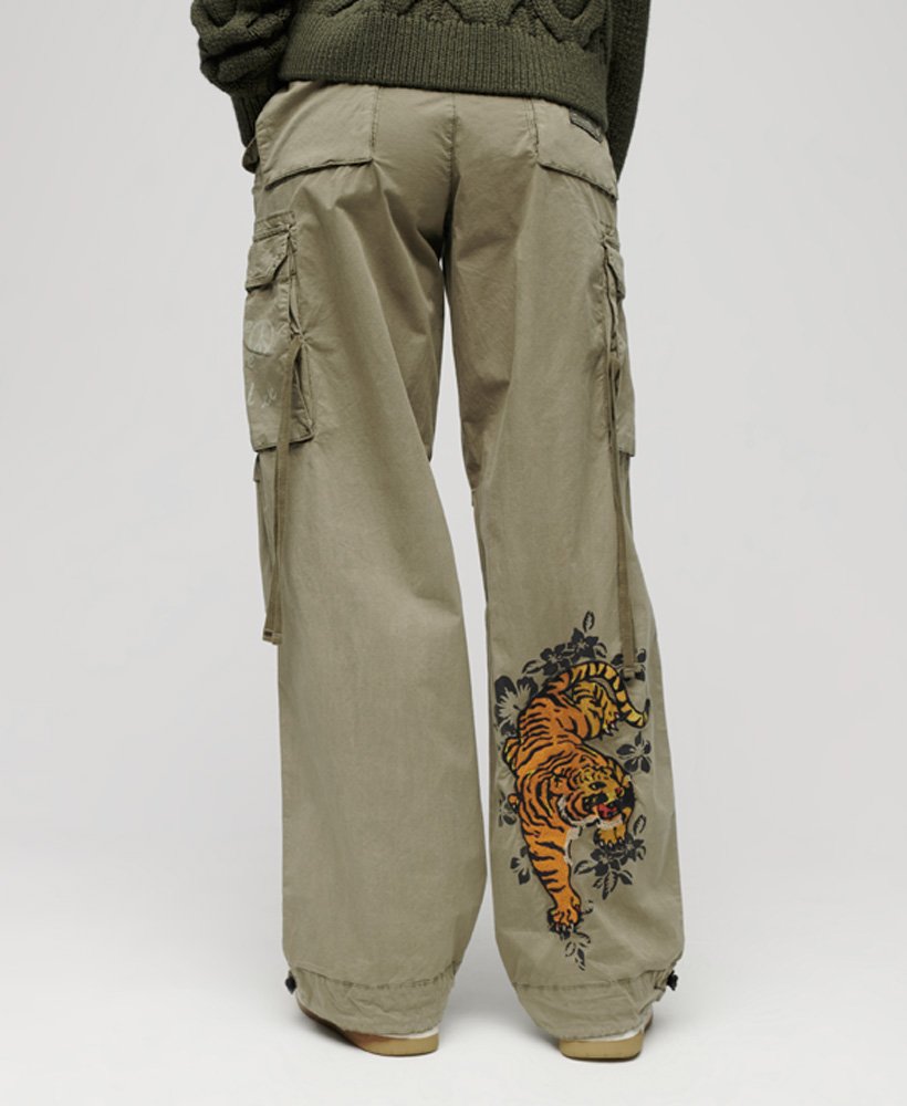 superdry x ringspun boyfriend cargo pants in bieslookgroen