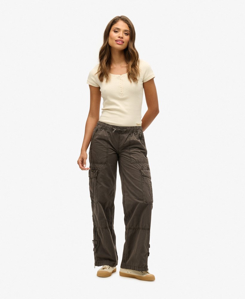 vintage cargo broek met lage taille en elastische tailleband in donkergrijs.