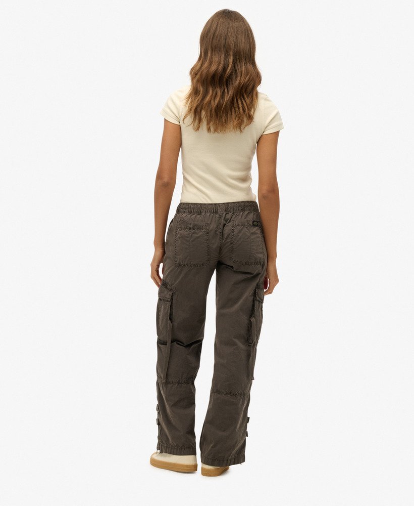 vintage cargo broek met lage taille en elastische tailleband in donkergrijs.