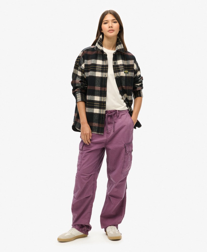 laag uitgesneden parachute cargo broek in de kleur berry conserve.