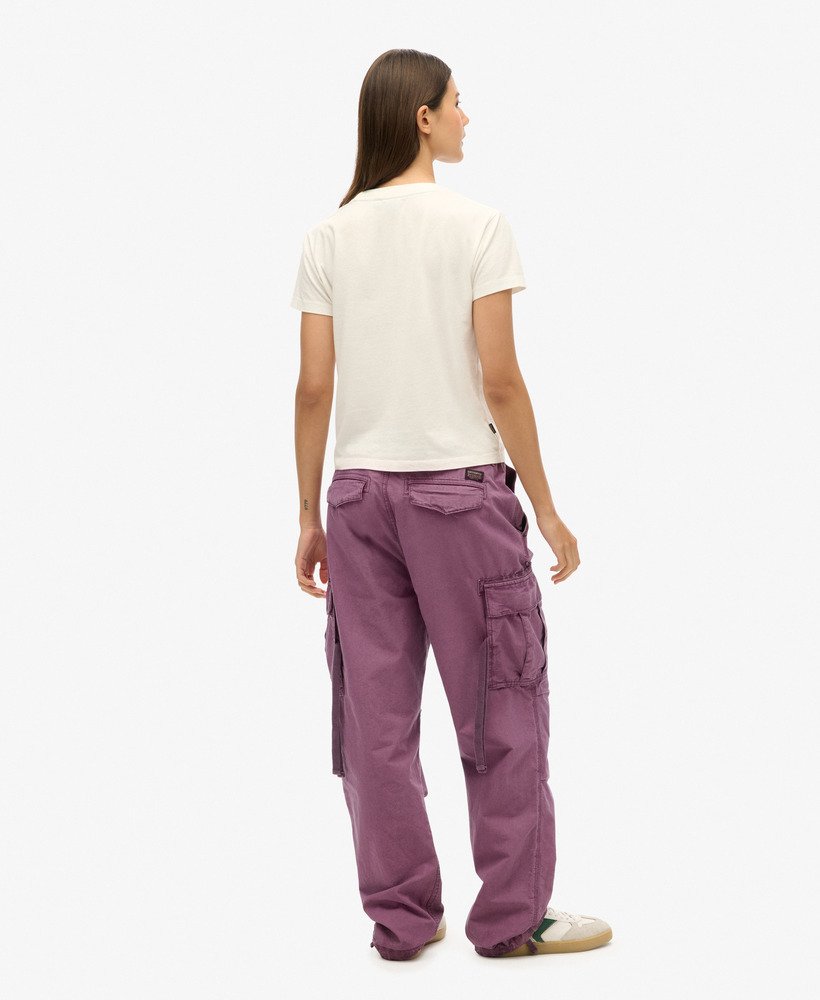 laag uitgesneden parachute cargo broek in de kleur berry conserve.